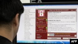Компьютеріне WannaCry бопсалаушы вирусы арқылы кибершабуыл жасалған адам. 15 мамыр 2017 жыл. 