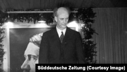 Дирижер Вильгельм Фуртвенглер на фоне портрета Адольфа Гитлера