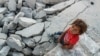 Сирийский ребенок на развалинах города 
