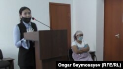 Шиелі ауданы Ортақшыл ауылдық әкімдігі қызметкері Перизат Мусалимова және жауапкер Гүлзинат Сағындықова (орындықта отыр) сот процесінде. Қызылорда облысы, 14 мамыр 2020 жыл.