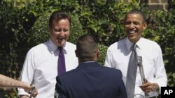 Президент США Барак Обама и премьер-министр Великобритании Дэвид Кэмерон готовят барбекю для ветеранов на Даунинг-стрит