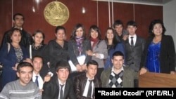 Сотрудники таджикской ассоциации молодых юристов "Ампаро". Худжанд, 24 октября 2012 года. 