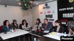 Представители нескольких неправительственных организаций Армении проводят пресс-конференцию в Ереване. 12 января 2012 года.