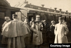 Membrii Misiunii Militare Franceze la plecarea din România (Foto: http://www.marelerazboi.ro/razboi-catalog-obiecte/item/membrii-misiunii-militare-franceze)