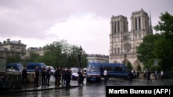 Поліція біля собору Паризької богоматері, Париж, 6 червня 2017 року 
