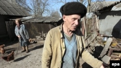 Doi dintre locuitorii dintr-un sat de lângă Cernobîl. Majoritatea celor care au rămas sunt în vârstă.