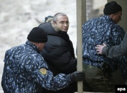 Khodorkovsky (center) is escorted to a court in Moscow in December 2003 for a hearing on prolonging his term of custody.