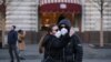 Пара в масках на Красной площади