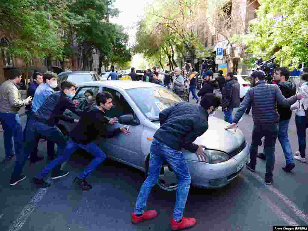 به گزارش گزارشگر رادیو فردا از ایروان، همزمان با انتخاب نخست&zwnj;وزیر در مجلس ارمنستان، مخالفان، به رهبری نیکول پاشینیان، اقدام به محاصره ساختمان&zwnj;های دولتی کردند. 