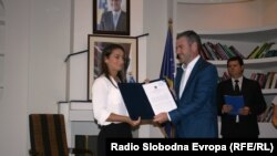 Zlatna Majlinda Kelmendi prilikom primanja nagrade u Prištini, 19. avgusta 2016. 