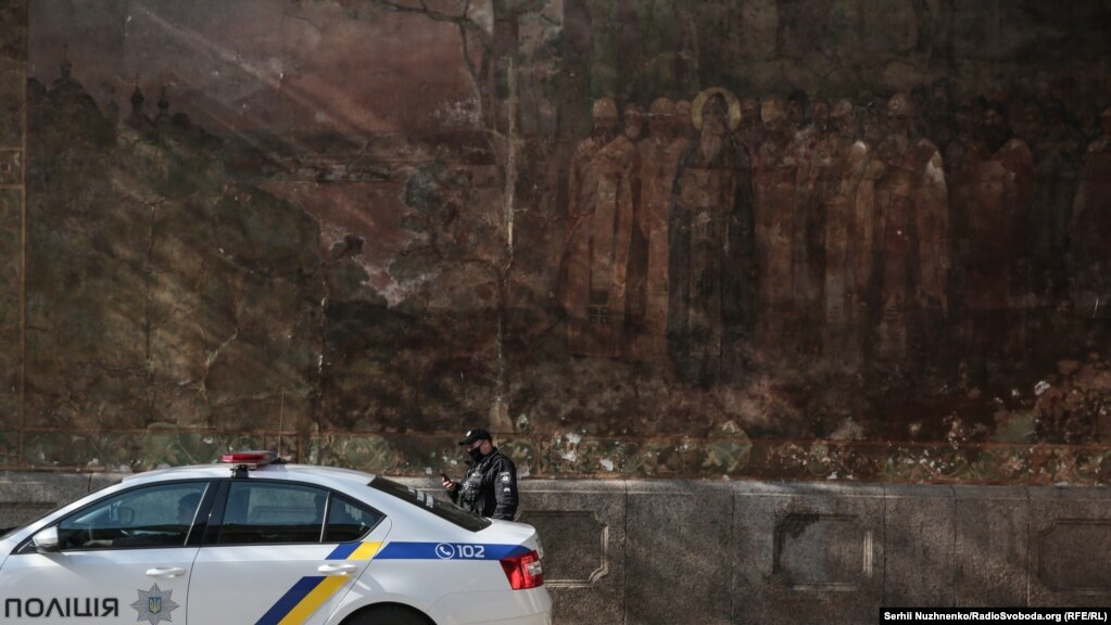 Поліція біля Кієво-Печерської лаври