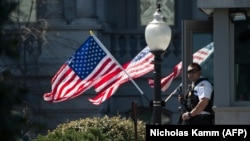 Сотрудник службы безопасности на въезде в Белый дом, Вашингтон, 28 марта 2016 года.