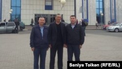 Тәуелсіз кәсіподақ лидері Әмин Елеусінов (ортада). 2018 жыл. 