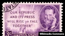 Историческая почтовая марка с изображением Джозефа Пулитцера.