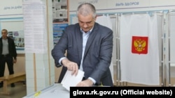 Сергей Аксенов на избирательном участке, 18 сентября 2016 года