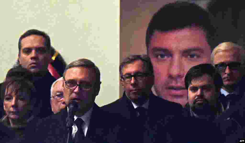 Бывший премьер-министр России, ныне оппозиционный политик Михаил Касьянов выступает на гражданской панихиде