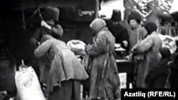 Орынбордағы 1920 жылдардағы аштық кезіндегі адамдар.