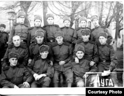 Владимир Алексеев (в правом нижнем углу) с сослуживцами
