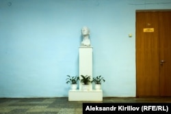 Бюст композитора Сергея Рахманинова в здании колледжа