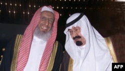 عبدالعزيزال‌شيخ (چپ) در کنار پادشاه عربستان