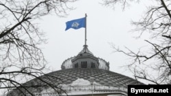 Բելառուս - ԱՊՀ-ի դրոշը Մինսկում Համագործակցության գործադիր կոմիտեի շենքի տանիքին, արխիվ