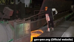 Muncitor la uzina metalurgică de la Rîbnița