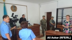Судья Ахметкали Молдагалиев зачитывает приговор Меиржану Ундиргенову и Ерболу Адилову. 1 августа 2016 года.