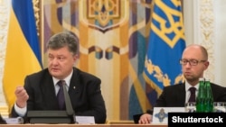 Ukrainian President Petro Poroshenko (left) and Prime Minister Arseniy Yatsenyuk