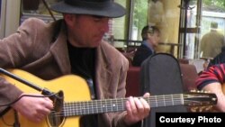 Ристо Ивановски, гитарист.