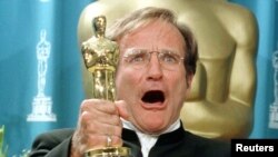 Актер Робин Уильямс с «Оскаром» за роль в фильме «Умница Уилл Хантинг», 1998 год. 
