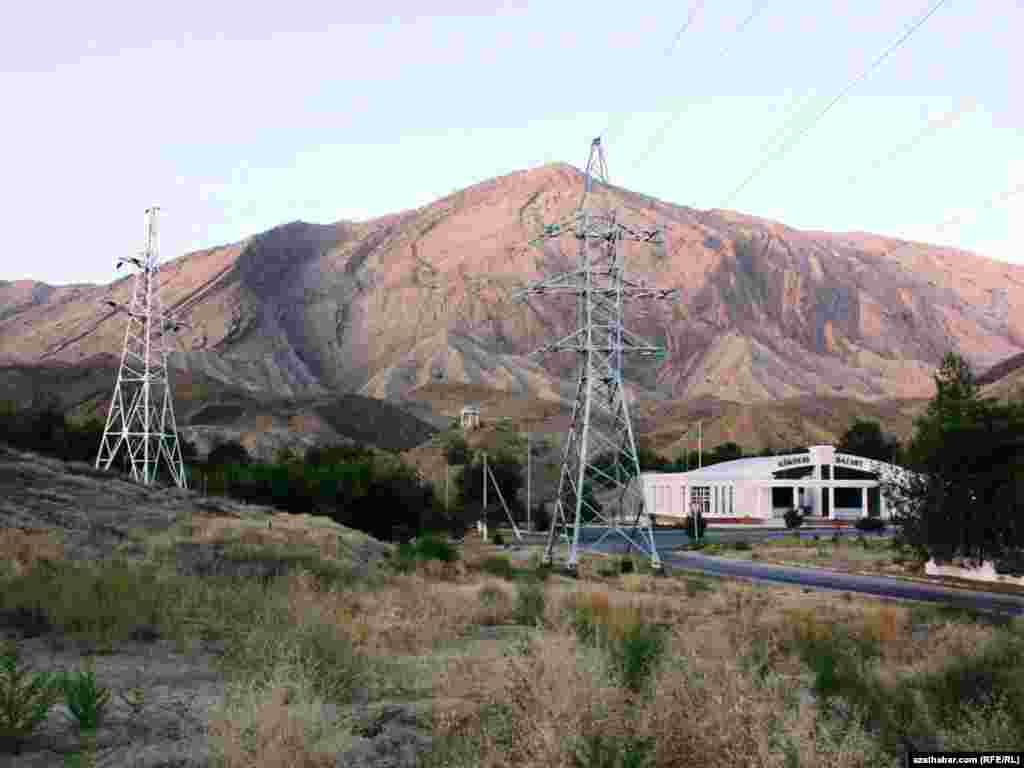 Aşgabadyň etegindäki elektrik liniýalary, 2010-njy ýylyň dekabr aýy.