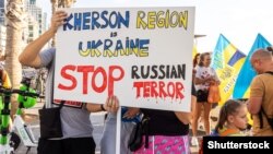 Плакат «Херсонщина – це Україна. Стоп російському терору» під час акції на підтримку України. Тель-Авів, Ізраїль, 20 березня 2022 року