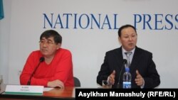 Жарылкап Калыбай (справа), главный редактор журнала "Аныз адам. Жулдыздар отбасы", и Ермурат Бапи, главный редактор газеты "Тасжарган", на пресс-конференции в Алматы, 30 марта 2015 года. 