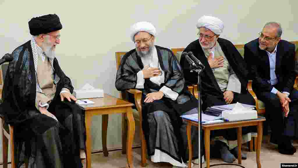 ИРАН - Иранскиот врховен лидер ајатолахот Али Хаменеи изјави дека економските тешкотии во земјата повеќе се резултат на внатрешно лошо менаџирање отколку на притисокот на САД.