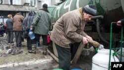 Население запасается водой во время короткого перемирия в прифронтовой зоне в районе Дебальцева. 6 февраля 2015 года.