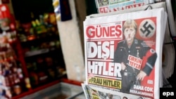 Заголовок у турецькій газеті Güneş за 17 березня 2017 року до зображення Анґели Меркель: «Гітлер у жіночій подобі, гидка тітка»