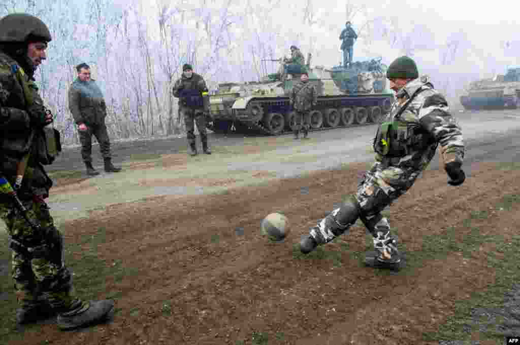 Українські військові грають у футбол на дорозі біля Світлодарська, неподалік від Дебальцева, 15 лютого 2015 року