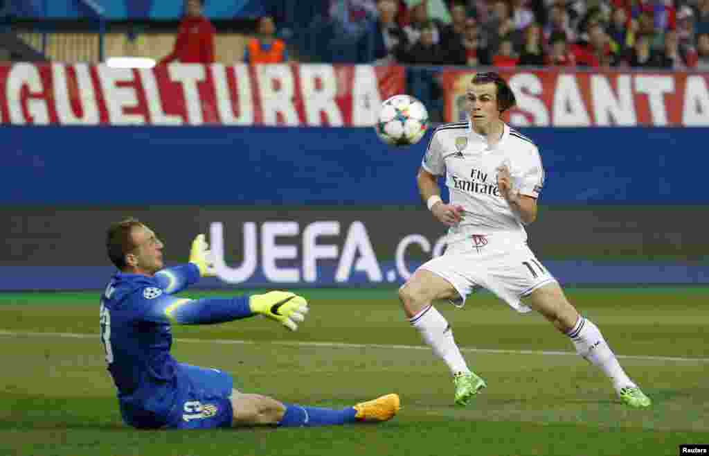 Real Madridli Gareth Bale-nin vurduğu topu qapıçı Jan Oblak dəf edir (Reuters / Juan Medina)
