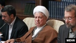 Ex-President Ali Akbar Hashemi Rafsanjani is flanked by current President Mahmud Ahmadinejad (left) and parliament speaker Ali Larijani (right).