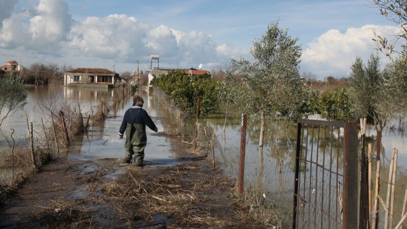 Силно невреме на албанското крајбрежје, две лица се удавиле