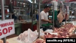 Мясная лавка на одном из рынков Ташкента.
