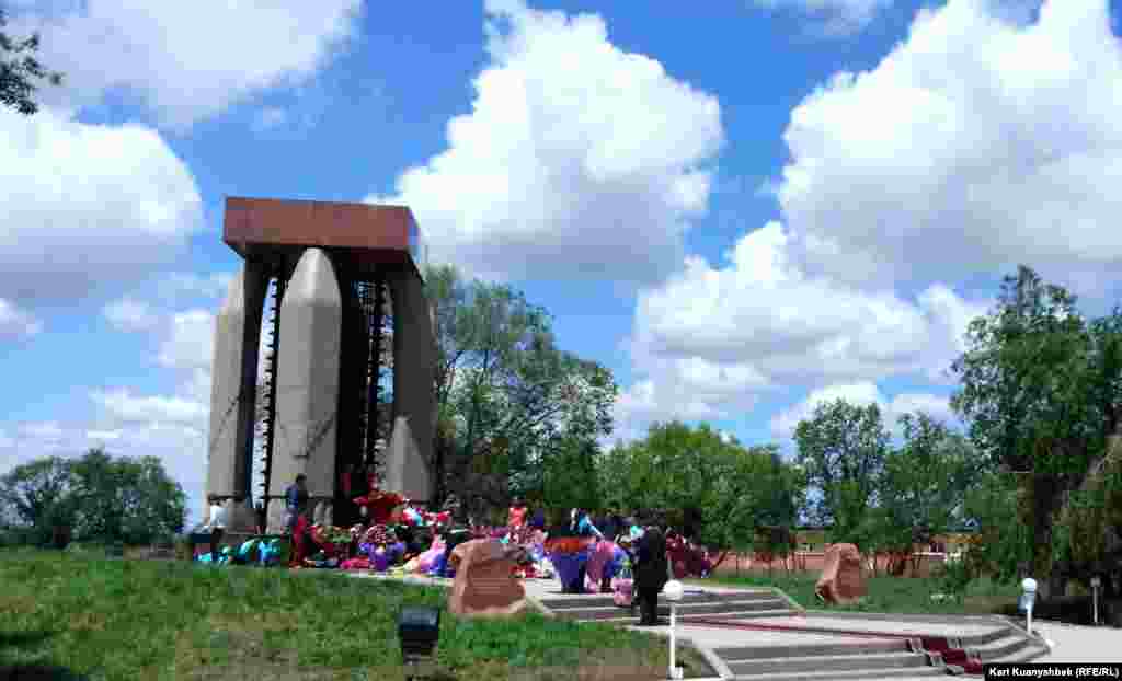 31 мая в Казахстане отметили День памяти жертв политических репрессий. Люди собирались у памятников, которые сооружены в память о трагических событиях 1920-1930 годов, когда в результате арестов, расстрелов, депортаций, искусственного голода пострадали миллионы человек.&nbsp;