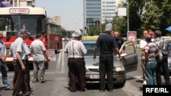 Архивска фотографија. Протест на стечајци пред Собрание.