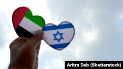 پرچم‌های قلب شکل اسرائیل و امارات که بعد از امضای توافق برقراری مناسبات دو کشور نشان داده می‌شود.