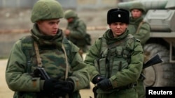 Украина -- Крымдагы Феодосия шаарындагы аскерлер. 2-март, 2014. 