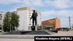 Постамент памятника Мухтару Ауэзову, автору романа «Путь Абая», продолжает разрушаться, отпали несколько плит. Семей, 10 августа 2020 года.