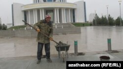 Türkmenistanyň Saglyk ministrliginiň öňünde, Aşgabat 