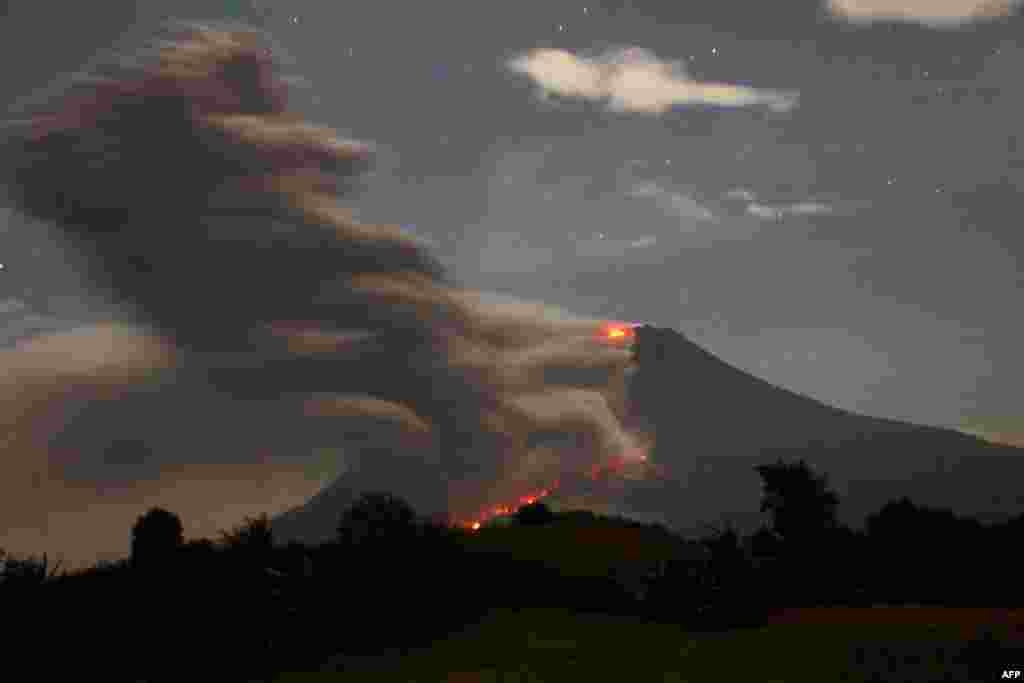 Indonesia's Mount Sinabung spews volcanic ash and lava near Karo, on North Sumatra. (AFP/ATAR)