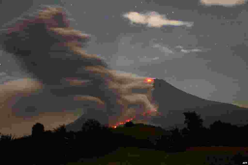 Indonesia&#39;s Mount Sinabung spews volcanic ash and lava near Karo, on North Sumatra. (AFP/ATAR)