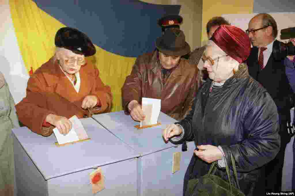 Ukrán választópolgárok szavaznak 1991. december 1-jén Kijevben.&nbsp;A közvélemény-kutatások előzőleg 3:1 arányú támogatást jósoltak a függetlenségpártiak javára